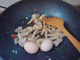 24、香辣卤鸡爪,倒入酱油、蚝油