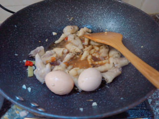 25、香辣卤鸡爪,再倒入配料干椒花椒八角桂皮香叶