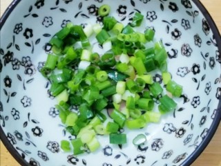 2、双色蛋卷,小葱切末备用