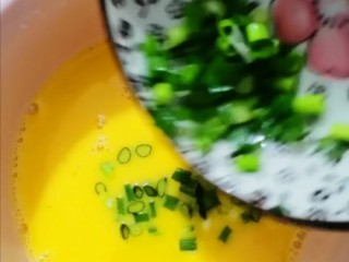 4、双色蛋卷,放入葱花