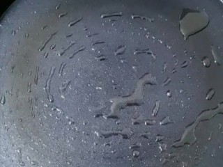 5、双色蛋卷,锅烧热，放入食用油