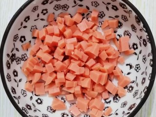 7、双色蛋卷,火腿肠放入切末备用