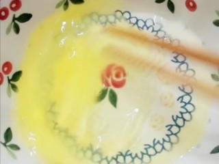 8、双色蛋卷,鸡蛋清搅拌均匀