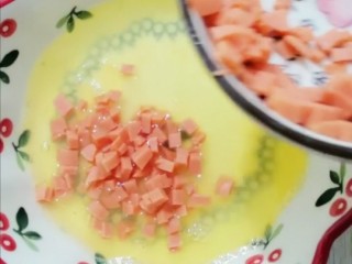 9、双色蛋卷,加入火腿肠