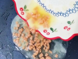 10、双色蛋卷,锅烧热，放入食用油，倒入蛋清