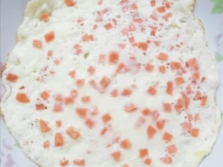 12、双色蛋卷,烙好的饼放入盘里