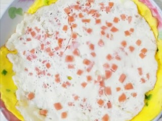 13、双色蛋卷,两张饼放在一起，卷起来