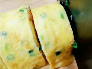 14、双色蛋卷,用刀切段