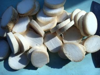 2、蚝油杏鲍菇,切厚一点的片