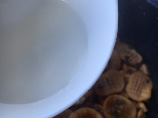 16、蚝油杏鲍菇,倒入水淀粉