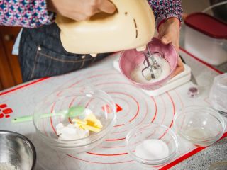 2、马卡龙,打发蛋白