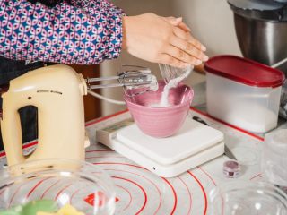 3、马卡龙,分三次加入白砂糖