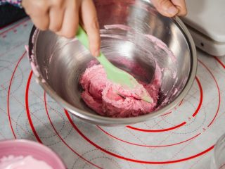 7、马卡龙,再加三分之一，轻轻搅拌，不要消泡