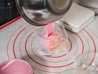 9、马卡龙,装入裱花袋