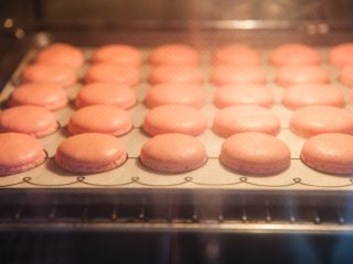 17、马卡龙,烤箱不需要预热，调至160度，烤15到18分钟