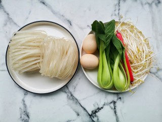 1、鸡蛋炒河粉,准备好所有食材。
