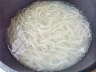 2、鸡蛋炒河粉,河粉煮3分钟。