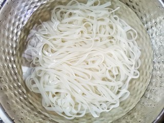 3、鸡蛋炒河粉,捞出过凉。