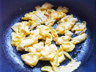 4、鸡蛋炒河粉,鸡蛋煎熟，