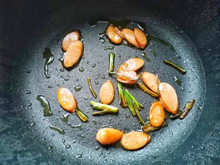 5、鸡蛋炒河粉,另起锅热油，放葱段炒香，加入火腿炒硬，