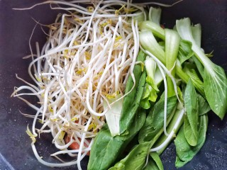 6、鸡蛋炒河粉,加入豆芽和上海青，