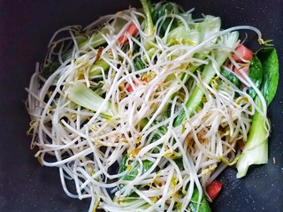 7、鸡蛋炒河粉,翻炒均匀，