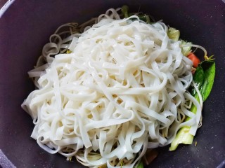 8、鸡蛋炒河粉,加入河粉，