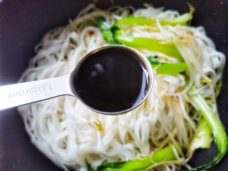 9、鸡蛋炒河粉,加1勺生抽，