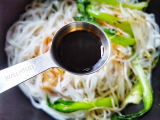 10、鸡蛋炒河粉,半勺老抽，