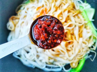 12、鸡蛋炒河粉,1勺老干妈，