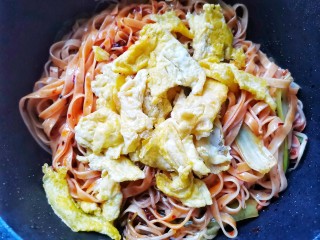 13、鸡蛋炒河粉,加入鸡蛋，