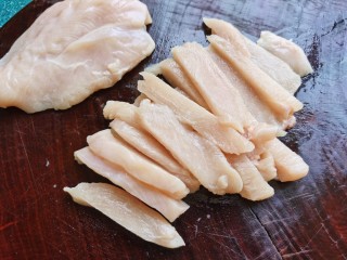 1、孜然鸡胸肉,鸡胸肉切成长条。