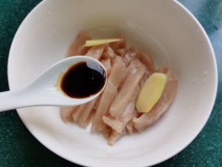 4、孜然鸡胸肉,加入一勺生抽。