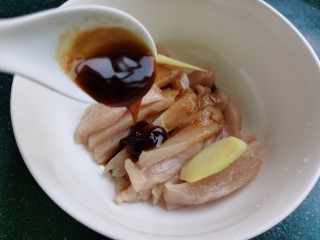 5、孜然鸡胸肉,放入一勺蚝油。