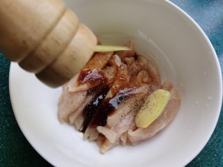 6、孜然鸡胸肉,再加入少许胡椒粉和白糖。。