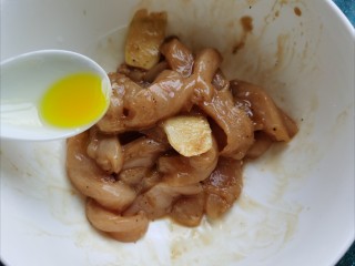 8、孜然鸡胸肉,加入半勺橄榄油。