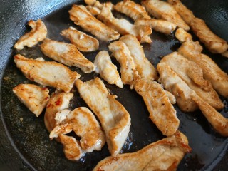 11、孜然鸡胸肉,把鸡胸肉煎至两面金黄。