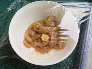9、孜然鸡胸肉,拌匀后盖上保鲜膜，冷藏腌制约1小时左右。