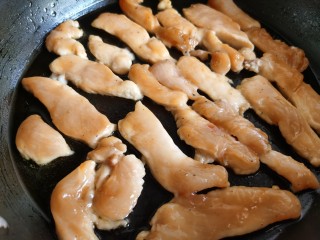 10、孜然鸡胸肉,平底锅烧热放油，摆放入腌好的鸡胸肉。