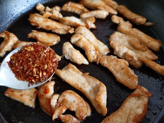 12、孜然鸡胸肉,鸡胸肉煎熟后根据个人口味加入辣椒粉。