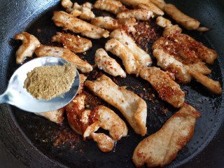 13、孜然鸡胸肉,加入孜然粉。