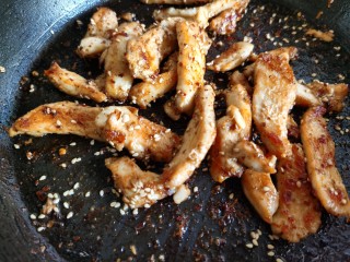 15、孜然鸡胸肉,将鸡胸肉和调料拌匀即可。