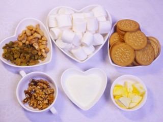 1、好吃到爆的点心网红雪花酥,准备好所有食材。