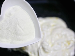 4、好吃到爆的点心网红雪花酥,加入奶粉。