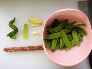 1、荷兰豆炒香肠,所有用到的食材都在这里了，荷兰豆去蒂洗净；