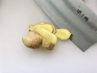 3、荷兰豆炒香肠,在蒸香肠的时候，准备其他食材，鲜姜切3片；