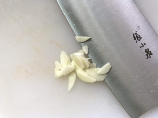 5、荷兰豆炒香肠,大蒜切片；