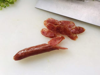 7、荷兰豆炒香肠,香肠蒸熟晾凉后，斜切成片；