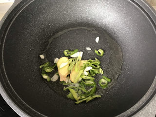 9、荷兰豆炒香肠,炒锅起锅烧油，下葱姜蒜和青椒炒香；