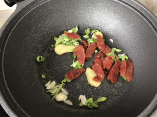 10、荷兰豆炒香肠,加入香肠翻炒；